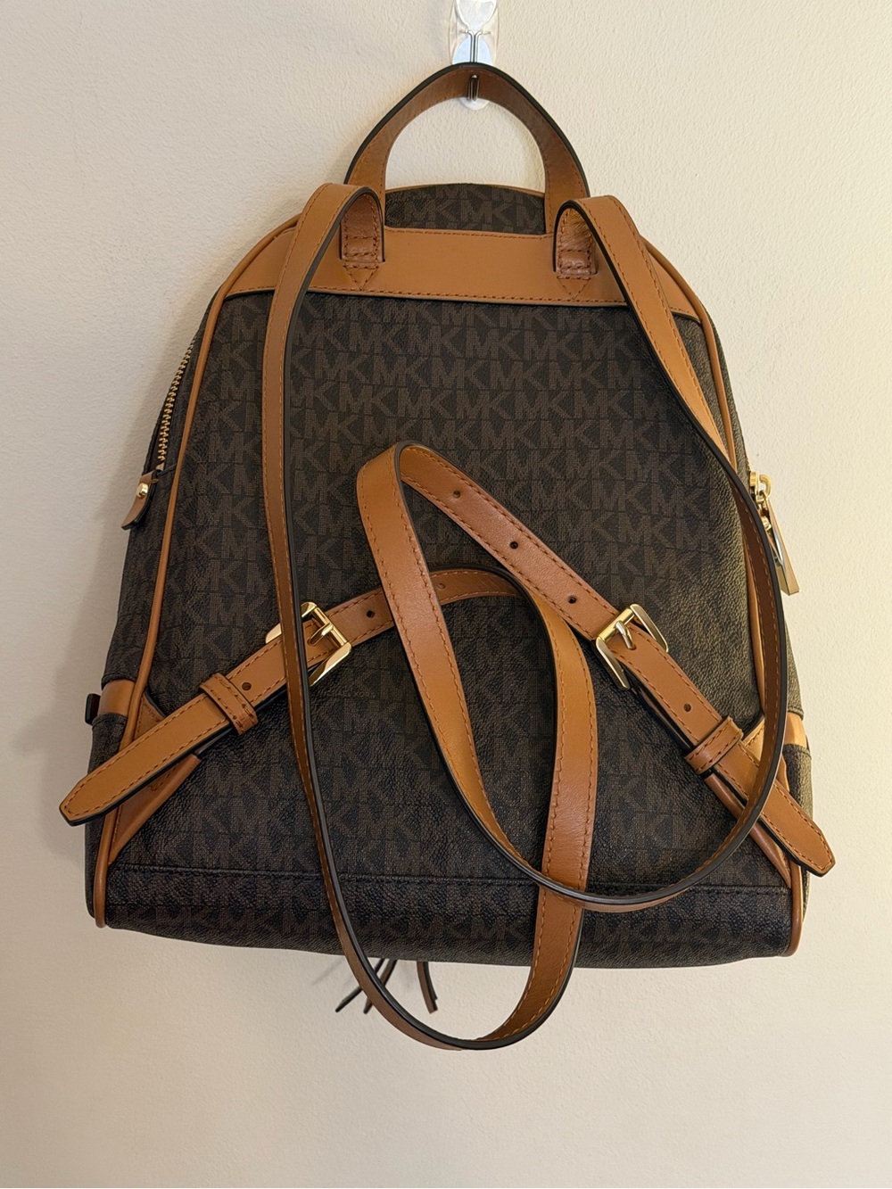 NWT Michael Kors Rhea Zip Medium Signature Backpack Handbag Natural Brown - Picture 2 of 13